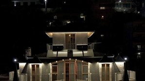 Un immeuble à plusieurs étages doté de balcons et d’une entrée centrale.