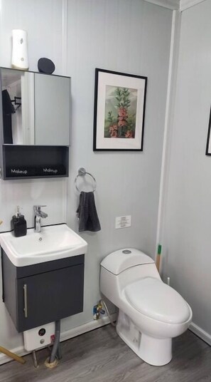 Shower, hair dryer, towels, soap - Higuerón 179, Lodging Entire (San Ramón)