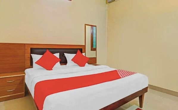 Deluxe Double Room | Desk, laptop workspace, free WiFi