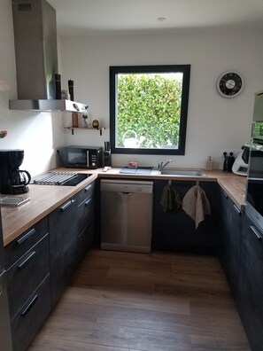 Private kitchen - Bright, spacious family home in a convenient location. (Mesnil-Roc'h)