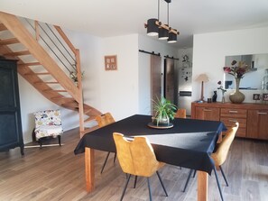 Dining - Bright, spacious family home in a convenient location. (Mesnil-Roc'h)