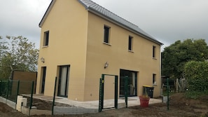 Exterior - Bright, spacious family home in a convenient location. (Mesnil-Roc'h)