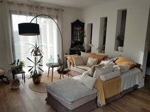 Living area - Bright, spacious family home in a convenient location. (Mesnil-Roc'h)