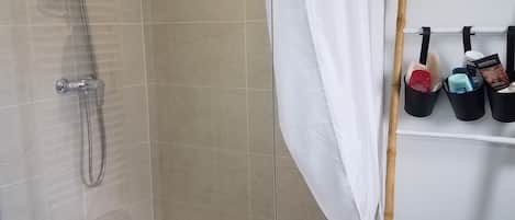Regadera, secadora de cabello, jabón, papel de baño