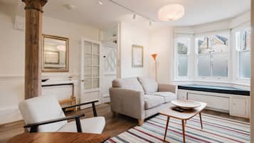 TV connectée, cheminée, livres