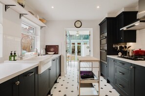 Jääkaappi, mikroaaltouuni, uuni, liesi