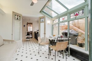 Älytelevisio, takka, kirjoja