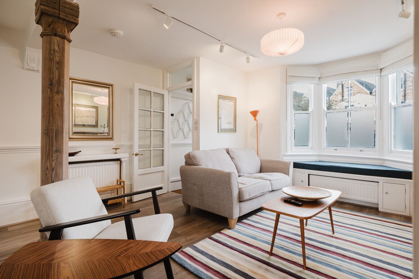 Smart-tv, een open haard en boeken