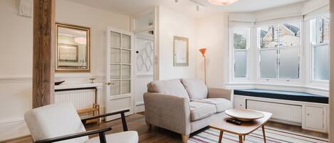 Smart-tv, eldstad och böcker