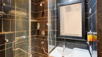 House | Bathroom | Shower, towels, shampoo