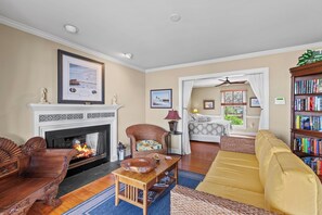 Smart TV, DVD player, books, stereo