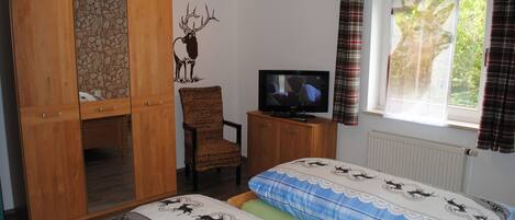 2 bedrooms, travel cot, WiFi, bed sheets