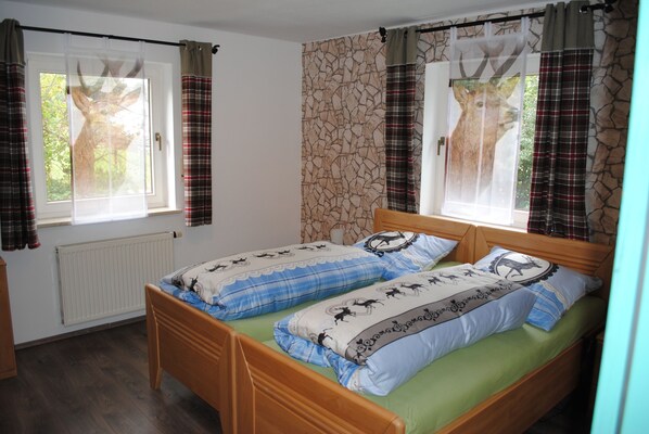 2 bedrooms, travel cot, WiFi, bed sheets