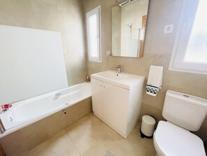 A modern bathroom with a bathtub, sink, and toilet. - La Torre Golf 3-bed Villa- Pool, Hot Tub & Terrace (Torre-Pacheco)