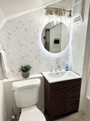 Dusch, hårtork, handdukar och tvål