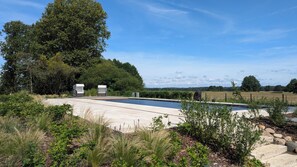 Sæsonbestemt udendørs pool, åben fra kl. 10.00 til kl. 21.00, parasoller