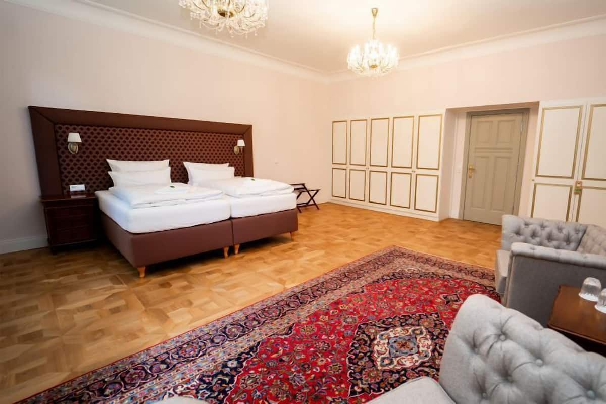 Deluxe Double Room, Hot Tub, Garden View | Hypo-allergenic bedding, cots/infant beds, rollaway beds, free WiFi
