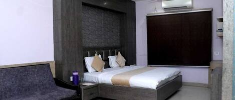 Quarto casal luxo, vista para a cidade | Escrivaninha, espaço de trabalho para notebook