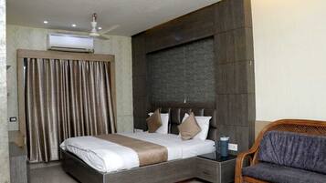 Desk, laptop workspace, iron/ironing board, free WiFi