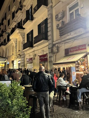 تناول الطعام بالخارج