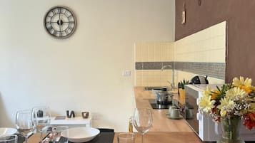 Frigorifero, microonde, piano cottura, macchina per tè/caffè