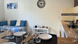 Una cocina moderna con un lavamanos, estufa y un reloj en la pared.
