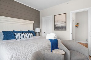 4 chambres, bureau, fer et planche à repasser, lit de bébé portatif