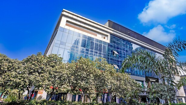 Un edificio moderno con fachada de vidrio y un letrero que dice "TOWNHOUSE".