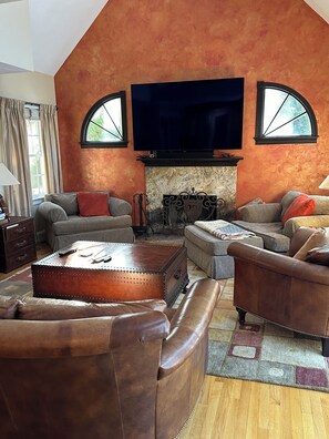 Living area - Spacious 4-bedroom house with WiFi and AC in charming Tisbury (Tisbury)