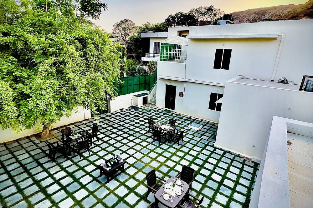Hostel ivory