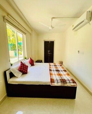 Chambre Deluxe double, balcon, vue sur la cour intérieure | Accès au Wi-Fi (inclus), literie fournie