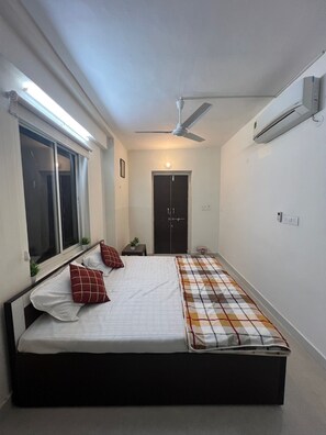 Deluxe Double Room, Balcony, Courtyard View | Free WiFi, bed sheets - Hostel ivory (Jaipur)