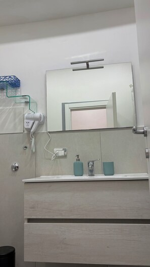 Douche, séchoir à cheveux, bidet, serviettes fournies