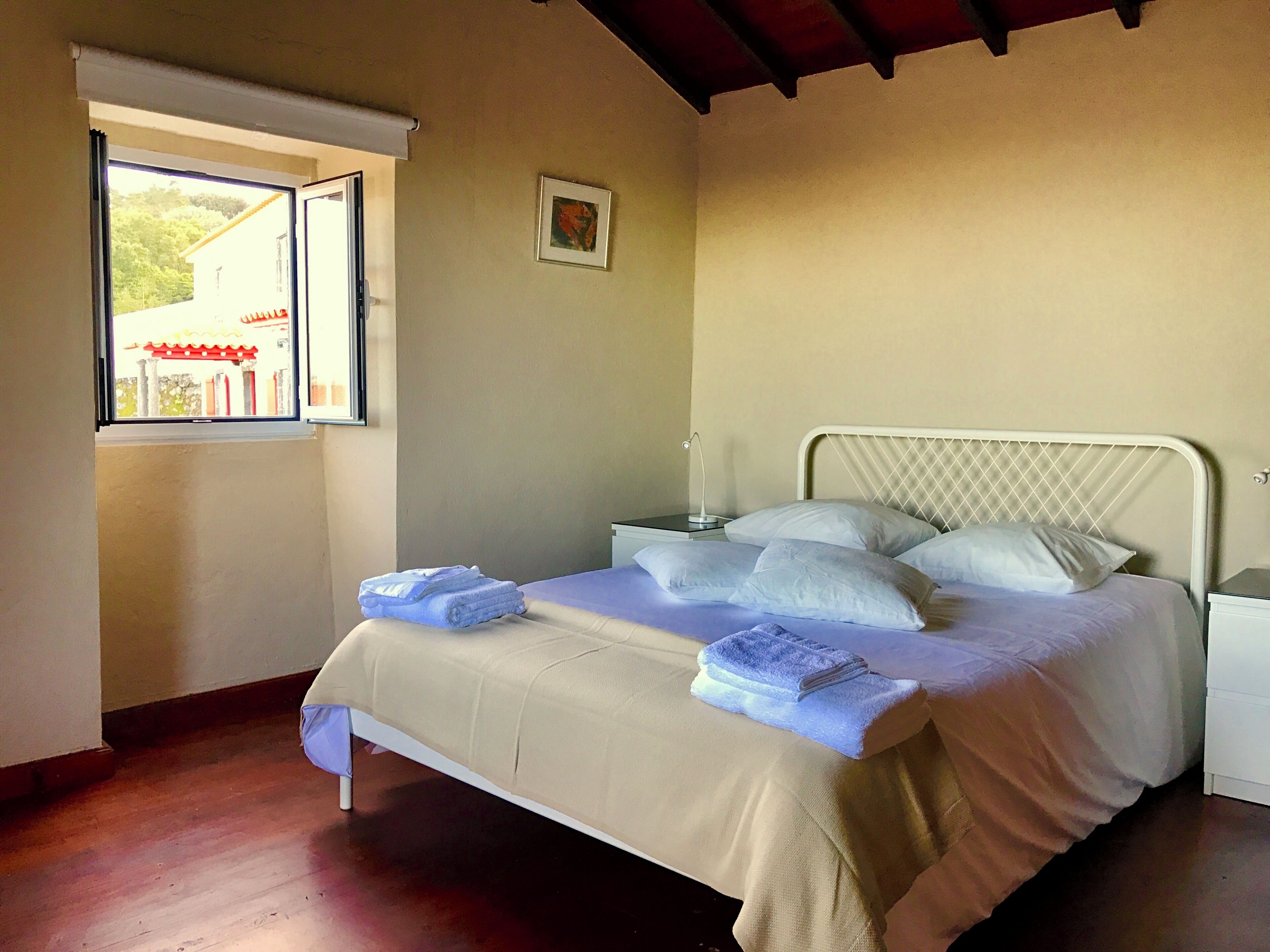 6 quartos, ferros/tábuas de passar roupa, Wi-Fi, roupa de cama