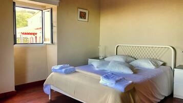 6 quartos, ferros/tábuas de passar roupa, Wi-Fi, roupa de cama