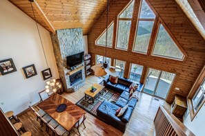 Una televisión, una chimenea