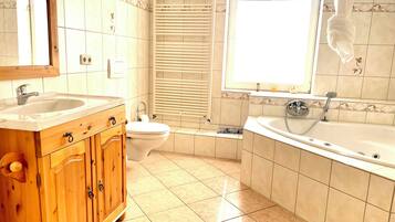 Haartrockner, Handtücher, Seife, Toilettenpapier