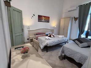 5 bedrooms, WiFi, bed sheets - At 100 meters from the brindisi train station cheap and cozy (Brindisi)