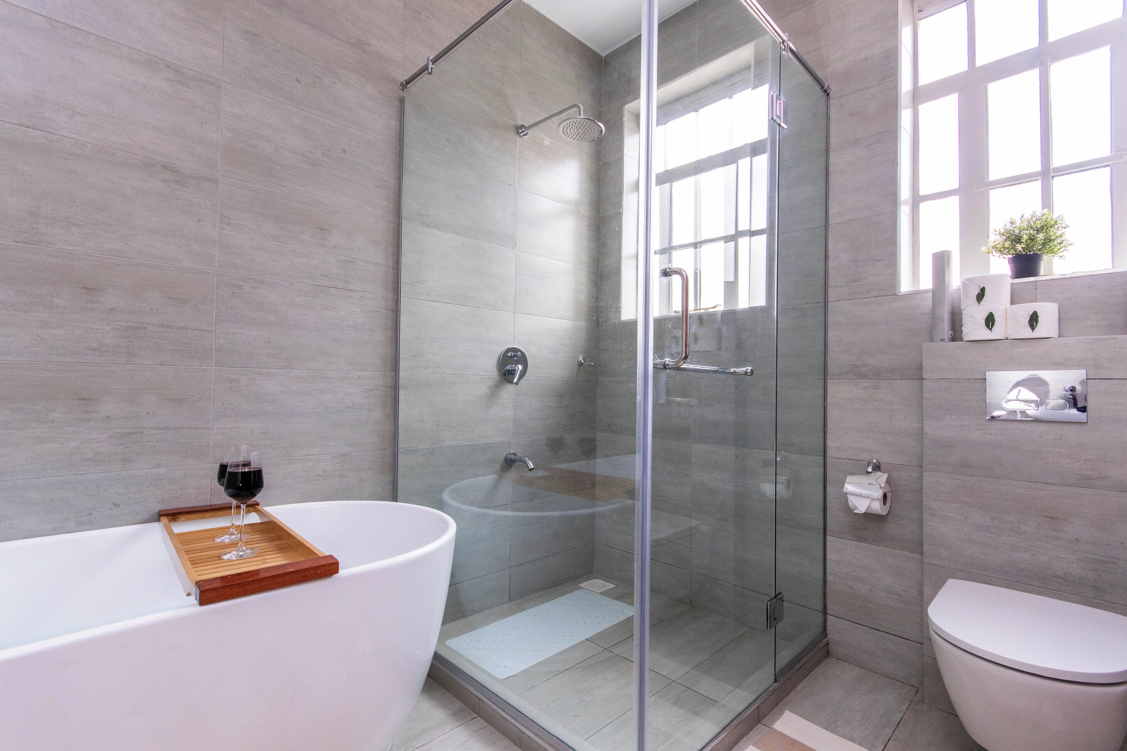 Douche, séchoir à cheveux, bidet, serviettes fournies