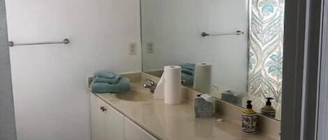 Haartrockner, Handtücher, Seife, Toilettenpapier