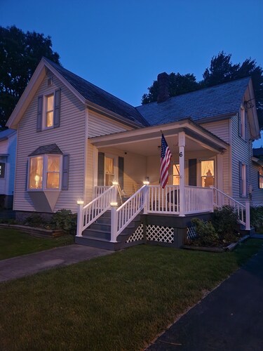 Country Cottage Living in the Town of Ticonderoga with Modern Amenities
