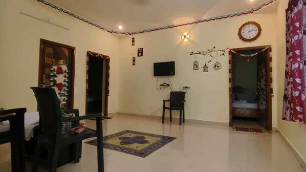 ファミリー ダブルルーム | リビング エリア | LED テレビ