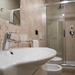 Basic Double Room, Balcony, Mountain View | Bathroom - DUOMO ATTIC (Ravello)