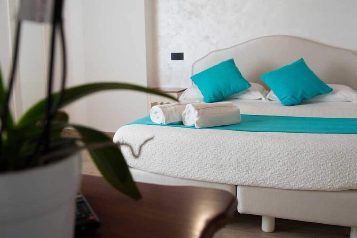 Kamar Triple Standar, pemandangan gunung | Minibar, brankas, meja kerja, dan ruang kerja ramah laptop