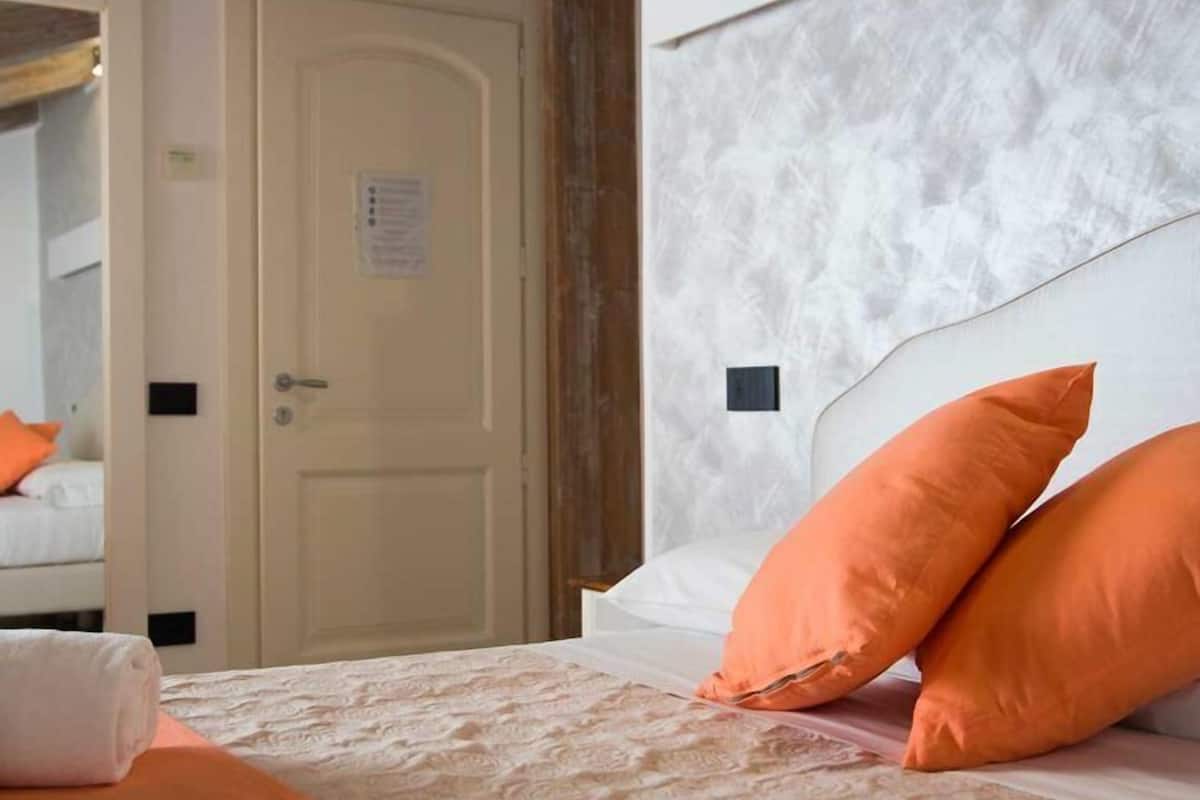 Kamar Double Basic, balkon, pemandangan gunung | Minibar, brankas, meja kerja, dan ruang kerja ramah laptop