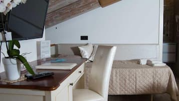 Tripla Standard, vista montagna | Una cassaforte in camera, tende oscuranti, ferro/asse da stiro