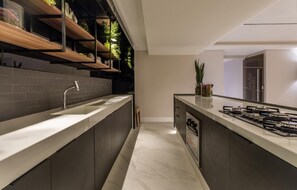 Frigorifero, microonde, piano cottura, macchina per tè/caffè