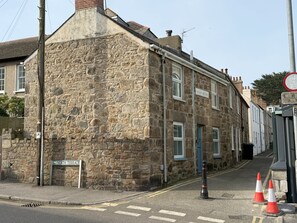Un bâtiment en pierre sur lequel on peut lire l’inscription « North Terrace ».