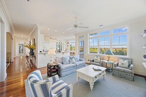 Smart TV, books - Exclusive Vanderhorst Home: Marsh-Front (Johns Island)