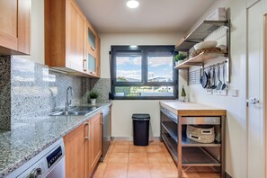 Fridge, oven, stovetop, dishwasher